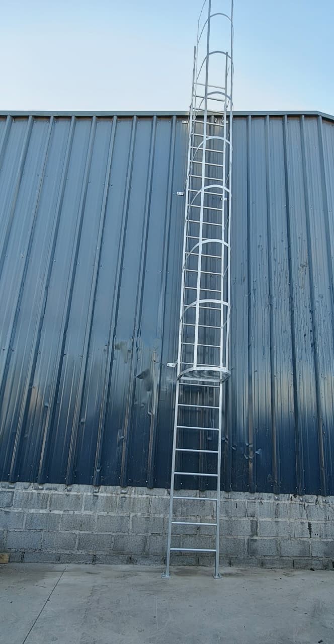 Escaleras gateras con jaula de protección